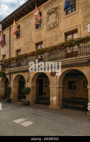 Uhr carrillon auf der Fassade des Rathauses der Gemeinde Laguardia, La Rioja Alavesa, Alava, Baskenland, Spanien Stockfoto