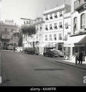 1950er Jahre, historische Bild von J Allan Cash der Giro Passage, Southport, Gibraltar, Autos, Geschäfte und ein Mitarbeiter, namens Lipton Werbung frische Bestimmungen wöchentlich. Stockfoto