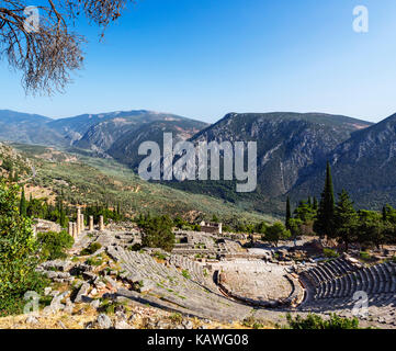 Blick auf das Amphitheater und der Tempel des Apollo, Delphi, Griechenland Stockfoto