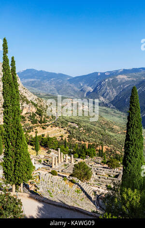 Blick auf das Amphitheater und der Tempel des Apollo, Delphi, Griechenland Stockfoto