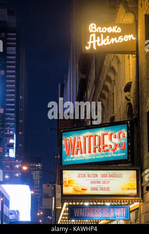 Kellnerin, die Broadway Musical in der Brooks Atkinson Theatre in New York City Stockfoto