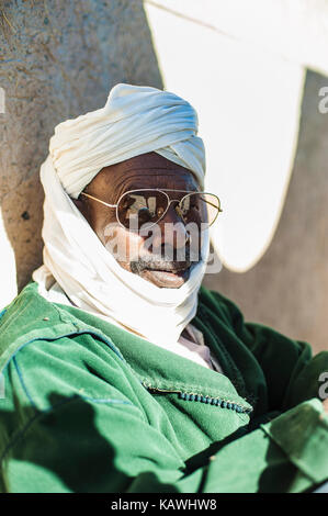 Porträt eines Mannes von Merzouga in der Tracht der Region, Marokko Stockfoto