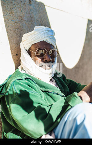 Porträt eines Mannes von Merzouga in der Tracht der Region, Marokko Stockfoto