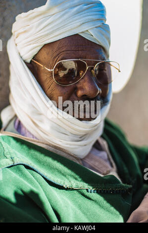 Porträt eines Mannes von Merzouga in der Tracht der Region, Marokko Stockfoto