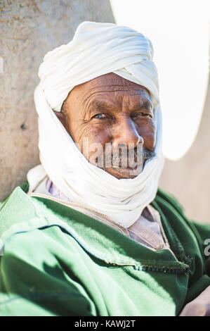 Porträt eines Mannes von Merzouga in der Tracht der Region, Marokko Stockfoto