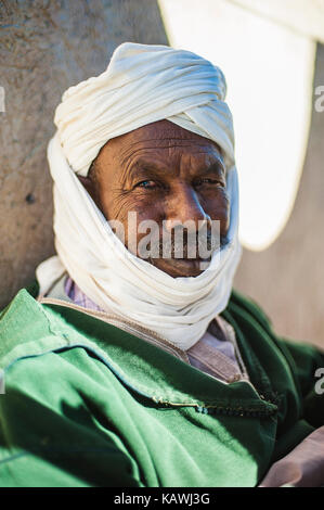 Porträt eines Mannes von Merzouga in der Tracht der Region, Marokko Stockfoto