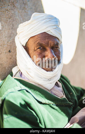 Porträt eines Mannes von Merzouga in der Tracht der Region, Marokko Stockfoto