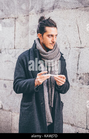 Junger Mann rauchen // Street Style in Madrid Stockfoto