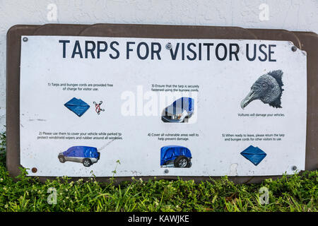 Der Everglades National Park, Florida. Anmelden Warnung Besucher verwenden Tarps zur Deckung der Autos von Geier, die Kauen Plastik um Windows zu schützen. Stockfoto