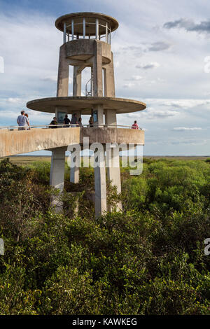 Der Everglades National Park, Florida. Touristen an der Shark Valley Aussichtsturm. Stockfoto