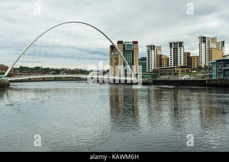 Millennium Bridge und baltischen Zentrum für zeitgenössische Künste in gateshead fotografiert vom Kai Newcastle-upon-Tyne Stockfoto