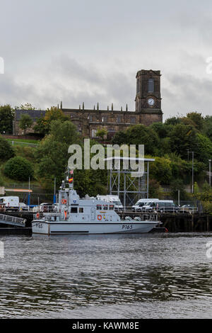 Hms Beispiel festgemacht an Hms calliope mit gateshead Besucherzentrum am Horizont Stockfoto