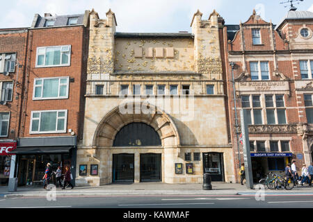 Der Whitechapel Art Gallery in Whitechapel High Street im Londoner Stadtteil Tower Hamlets, UK. Stockfoto