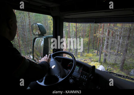 Laukaa, Finnland - 22 September, 2017: Blick von oben auf den steilen Hügel von der Kabine von Scania Verteidigung Fahrzeug während offroad fahren in Fores Stockfoto