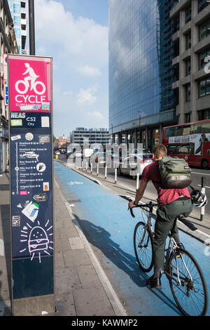 Cycle superhighways 2 auf der Whitechapel Road, Stockfoto