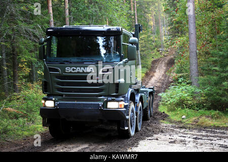 Laukaa, Finnland - 22. September 2017: offroad fahren mit Scania Verteidigung das Fahrzeug nach einem steilen Hügel im Wald bei Scania laukaa tupaswilla off-road Stockfoto