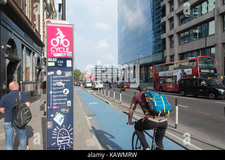 Cycle superhighways 2 auf der Whitechapel Road, Stockfoto