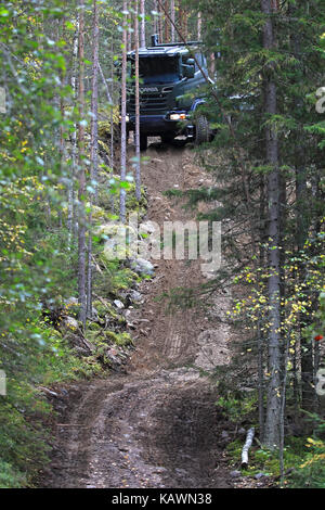 Laukaa, Finnland - 22. September 2017: offroad fahren mit Scania Verteidigung das Fahrzeug nach einem steilen Hügel im Wald bei Scania laukaa tupaswilla off-road Stockfoto