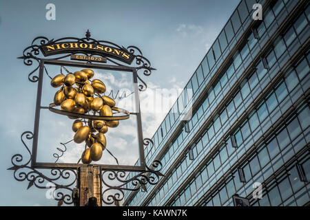 Die Hoop und Trauben ist ein aus dem 17. Jahrhundert Denkmalgeschützten öffentlichen Haus auf Aldgate High Street, im East End von London. Stockfoto