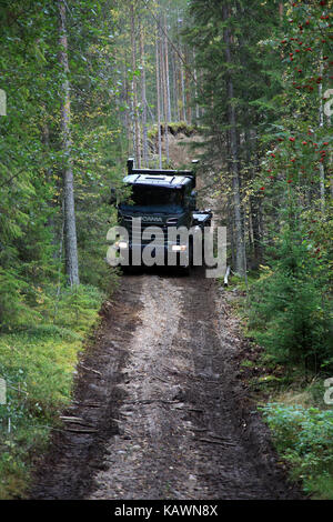 Laukaa, Finnland - 22. September 2017: offroad fahren mit Scania Verteidigung Fahrzeug im Wald bei Scania laukaa tupaswilla Off-Road-Event. Stockfoto