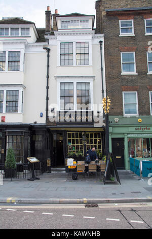 Die Hoop und Trauben ist ein aus dem 17. Jahrhundert Denkmalgeschützten öffentlichen Haus auf Aldgate High Street, im East End von London. Stockfoto