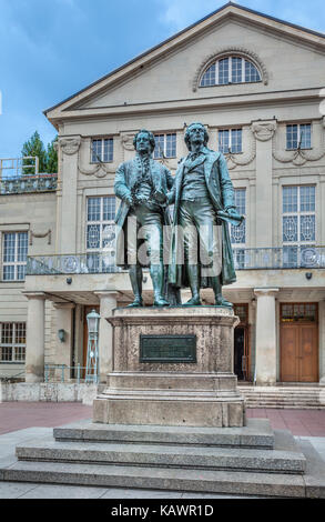 Deutschland, Thüringen, Weimar, Goethe-Schiller-Denkmal, ein Doppel Bronze Statue der beiden am meisten verehrten Figuren in der deutschen Literatur von der Deutschen sculpt Stockfoto