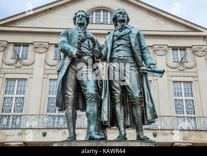 Deutschland, Thüringen, Weimar, Goethe-Schiller-Denkmal, ein Doppel Bronze Statue der beiden am meisten verehrten Figuren in der deutschen Literatur von der Deutschen sculpt Stockfoto