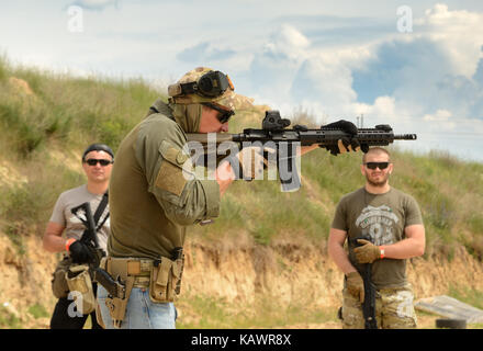 Kiew, Ukraine - 17. Juni 2017: Eine zivile Mann feuert im Outdoor Shooting Range während der "Offenen Gun Tag'. Stockfoto