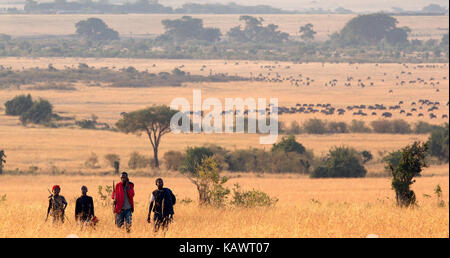 Masai Mara Boys in der Savanne von der Schule oder Arbeit in der Masai Mara, Kenia Stockfoto