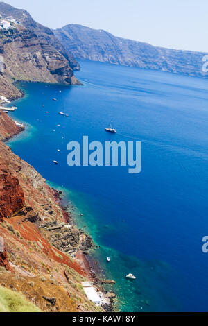 Panoramablick auf die Caldera von Santorin Klippen aus dem Dorf Oia auf Santorini, Griechenland Stockfoto