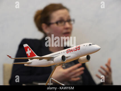 Ein Modell der Bombardier C-Serie jet Vor Haley Dunne, Direktor für Kommunikation und Public Affairs, wie Sie die Press Association im Werk des Unternehmens in Belfast spricht. Stockfoto