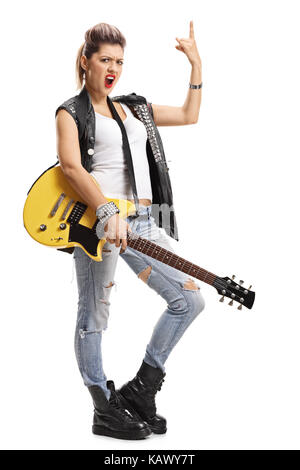 In voller Länge Porträt einer Punk Girl mit einer E-Gitarre, eine rock Geste auf weißem Hintergrund Stockfoto