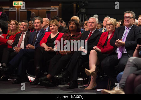 (Von links) Shadow Ausbildung Sekretärin Angela Rayner, Schatten Gesundheit Sekretärin Jonathan Ashworth, Schatten Brexit Staatssekretär Sir Keir Starmer, Schatten Außenminister Emily Thornberry, Schatten Home Secretary Diane Abbott, Schatzkanzler John McDonnell, shadow Business secretary Rebecca Long-Bailey und Labour Party stellvertretende Fraktionsvorsitzende Tom Watson hören, wie der Führer der Jeremy Corbyn seiner Keynote auf der jährlichen Konferenz der Labour Party macht, an der Brighton Centre, Brighton. Stockfoto