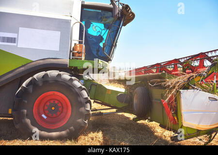 Enge Sicht moderner Harvester in Aktion kombinieren Stockfoto