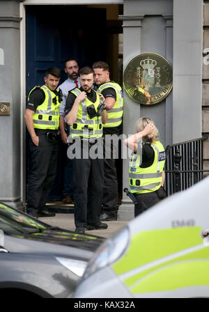 Die Polizei vor dem spanischen Konsulat in Edinburgh, nachdem Mitglieder der schottischen Widerstandsgruppe vor dem katalanischen Unabhängigkeitsreferendum am Sonntag, dem 1. Oktober 2017, einen Protest gegen Spaniens "Unterdrückung Kataloniens" abhielten. Stockfoto