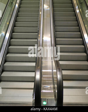 Vertikale Bild der modernen Stil Doppel Rolltreppe Treppe in der Shopping Mall Stockfoto