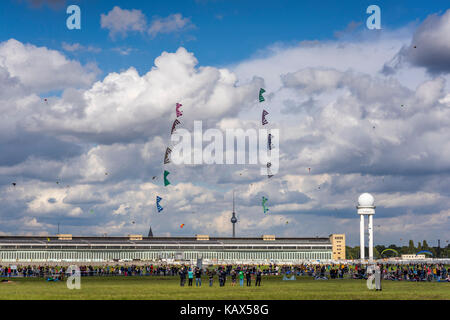 Drachenfest im Tempelhofer Feld in Berlin, Deutschland 2017. Stockfoto