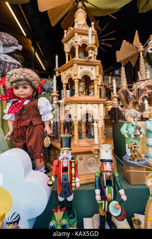 Porzellan Puppe und mehr Spielzeug auf dem Display in einem Schaufenster, Rothenburg o.d. Tauber, Bayern, Deutschland Stockfoto