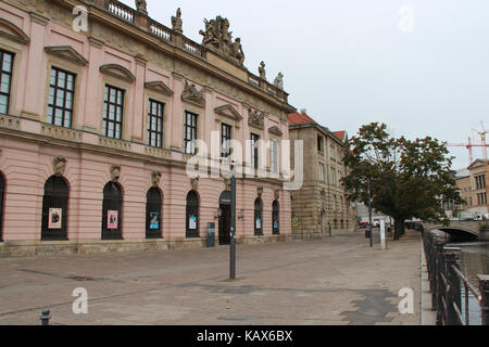 Barockgebäude (Deutsches Historisches Museum) unter den Linden in Berlin. Stockfoto