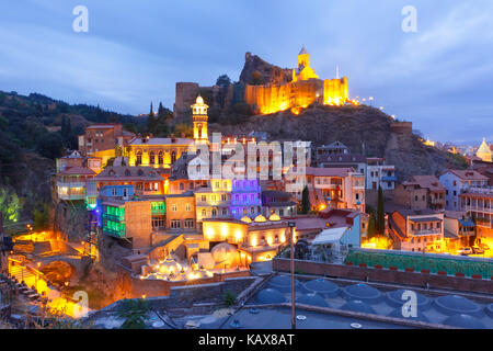 Narikala und Abanotubani bei Nacht, Tiflis, Georgien Stockfoto