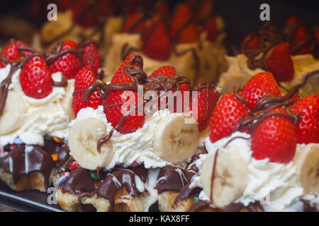 Belgische Waffeln mit Sahne, Schokolade und Erdbeeren auf dem Display Case Stockfoto