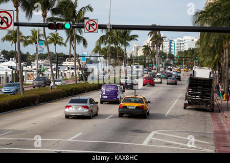 Miami Beach, Florida. Collins Avenue, North Beach. Indian Creek auf der linken Seite. Stockfoto