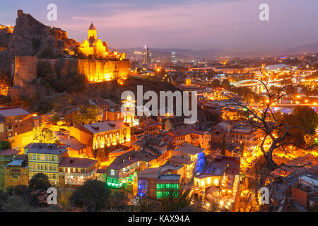 Narikala und Altstadt bei Sonnenuntergang, Tiflis, Georgien Stockfoto