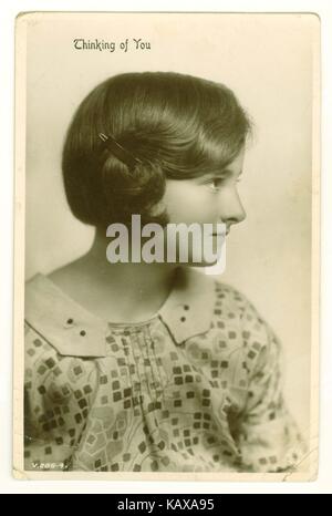 Original Grußkarte aus dem Jahr 1920s von einem hübschen jungen Mädchen aus frühen Teenagerjahren, mit gekrüppelten Haaren, in einem Partykleid, um 1925 Großbritannien Stockfoto