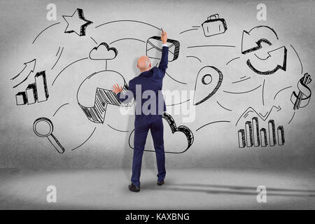 Blick auf ein Geschäftsmann vor einer Mauer schreiben auf ein Geschäft Erinnerung Schnittstelle Anwendung - Konzept Stockfoto