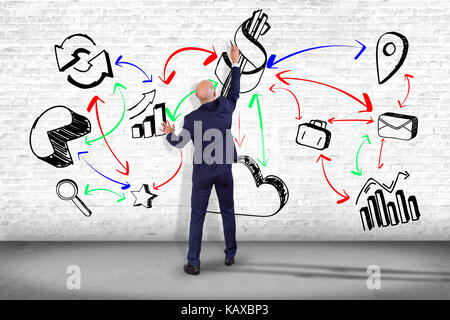 Blick auf ein Geschäftsmann vor einer Mauer schreiben auf ein Geschäft Erinnerung Schnittstelle Anwendung - Konzept Stockfoto