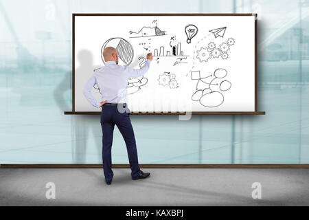 Blick auf ein Geschäftsmann vor einer Mauer schreiben auf ein Geschäft Erinnerung Schnittstelle Anwendung - Konzept Stockfoto