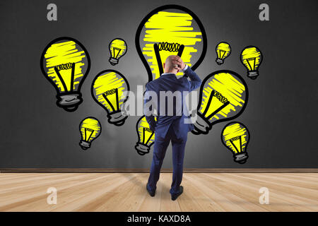 Blick auf ein Geschäftsmann vor einer Mauer auf der Suche nach eine tolle Idee - kreative Konzept Stockfoto