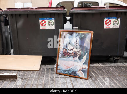 Religiöses Gemälde an der Seite des Müllbehälters auf der Straße in Spanien Stockfoto