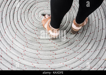 Spiralkabel Seil auf dem Schiff. Stockfoto